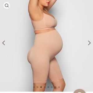 SKIMS maternity sculpting short, mid thigh, s/m nude sienna NWT